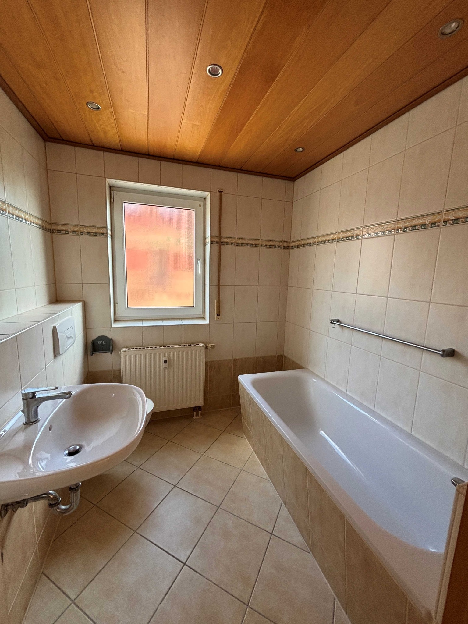 Tageslichtbad mit Badewanne